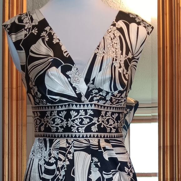 Maggy London Black and White satin dress size 6 - Bold Print Cocktail - Picture 2 of 3